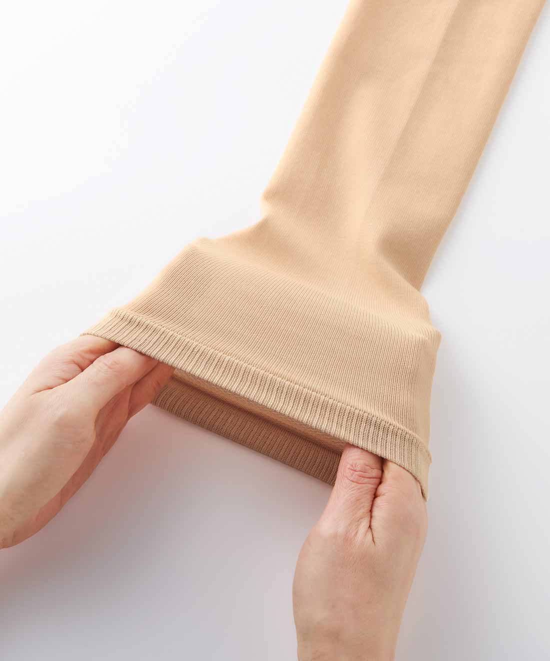 flufeel|内側メッシュで涼しくUV対策 接触冷感アームカバーの会〈シャープブラック〉|フィット感のある生地感で、腕をすっきり見せ。　※写真はスキンベージュを着用。